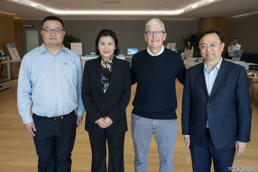 ▲周群飞与苹果CEO库克